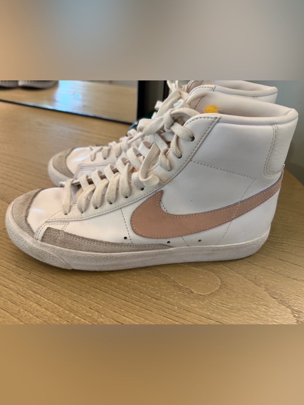 Nike Women’s Blazer Mid Sneaker in White with Blush pink Swoosh 9.5